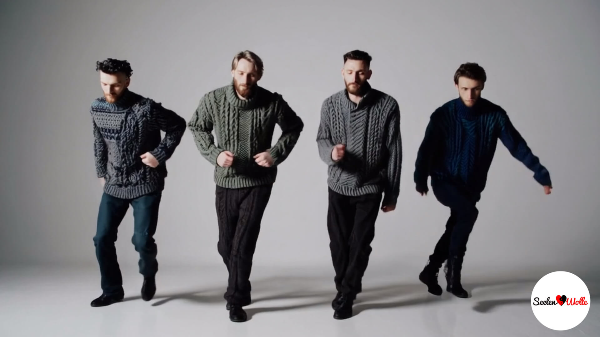 Video laden: Männerfarben in Szene gesetzt – ein Musikvideo! Erlebe kräftige, maskuline Farbtöne in einem kreativen Soundmix, der Wolle, Mode und Musik verbindet. Perfekt für alle, die starke Farben und handgemachte Stücke lieben.